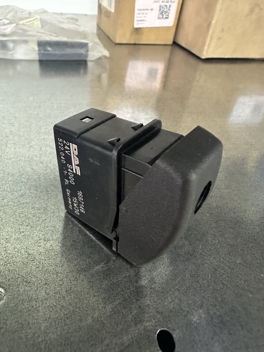 DAF 1697146 Rocker Switch 24V 84000 Cab Dashboard
